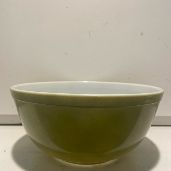 Pyrex Retro Avocado Green 21/2 Quart Green Mixing 🥣 - Picture 1 of 10
